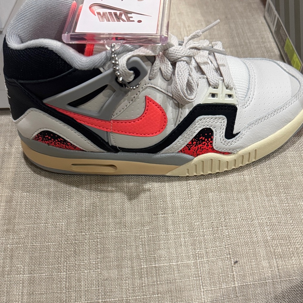Nike AIR TECH CHALLENGe II QS. White and Black Sneakers with Pink Swoosh